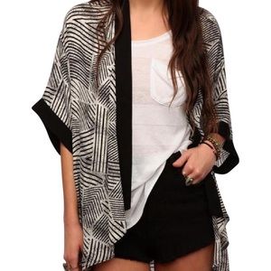 like new festival ready Silence + Noise black geometric kimono S